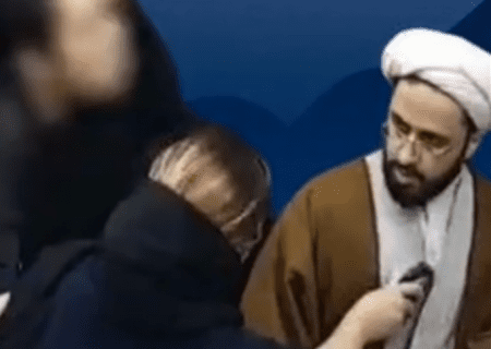 مقلد کدام مرجع تقلید هستی که به تو فتوا و اجازه داده از خانمی عکس بگیری و ببری؟!